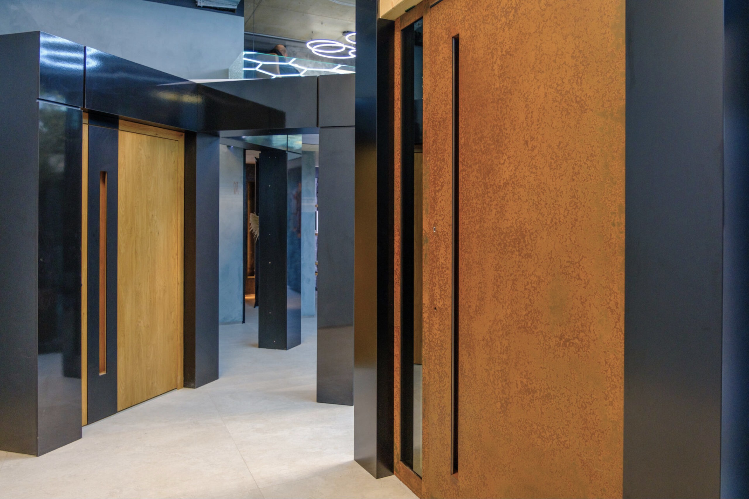 HEINEX Showroom Pivottür