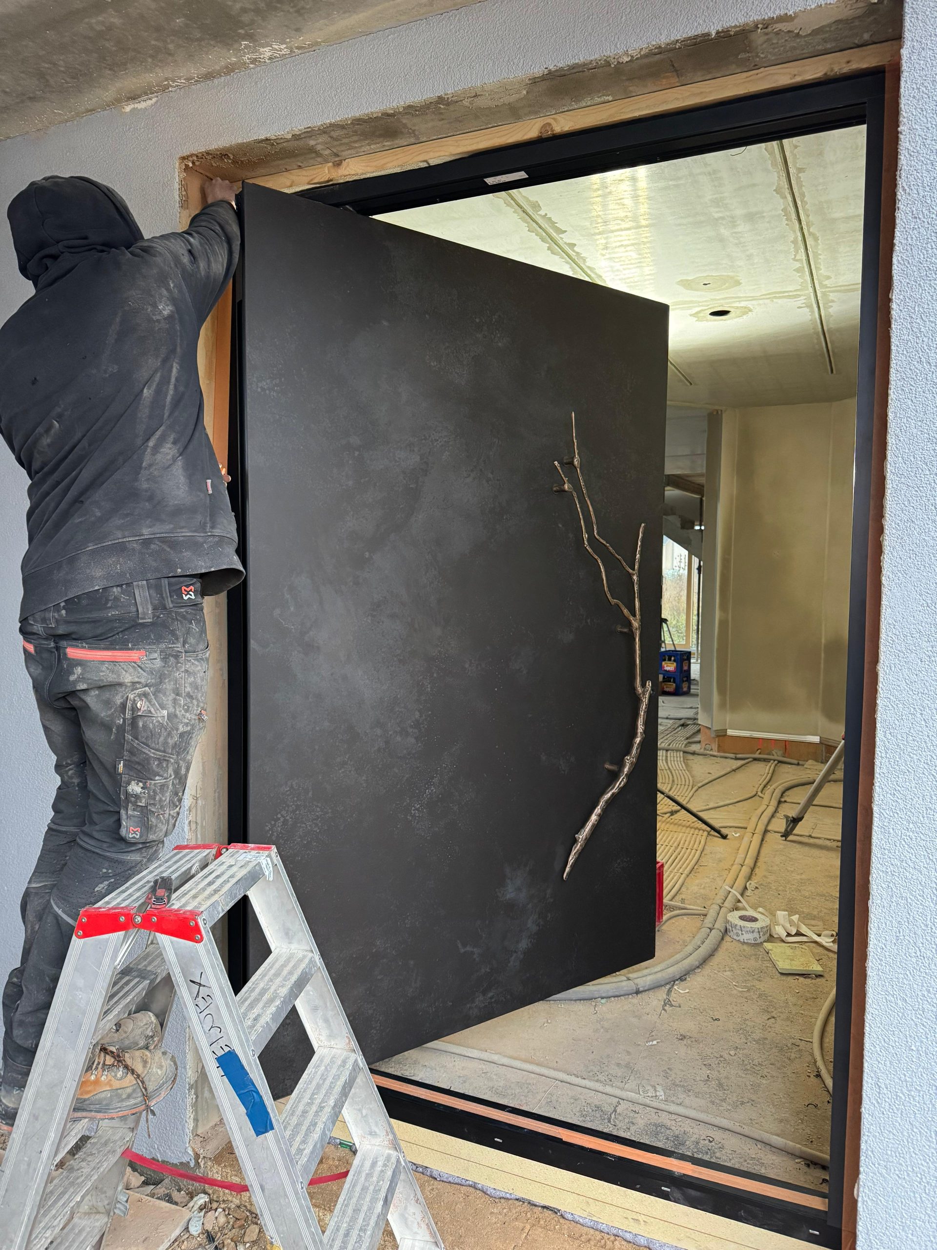 Montage auf Leiter mit ROKA Tür