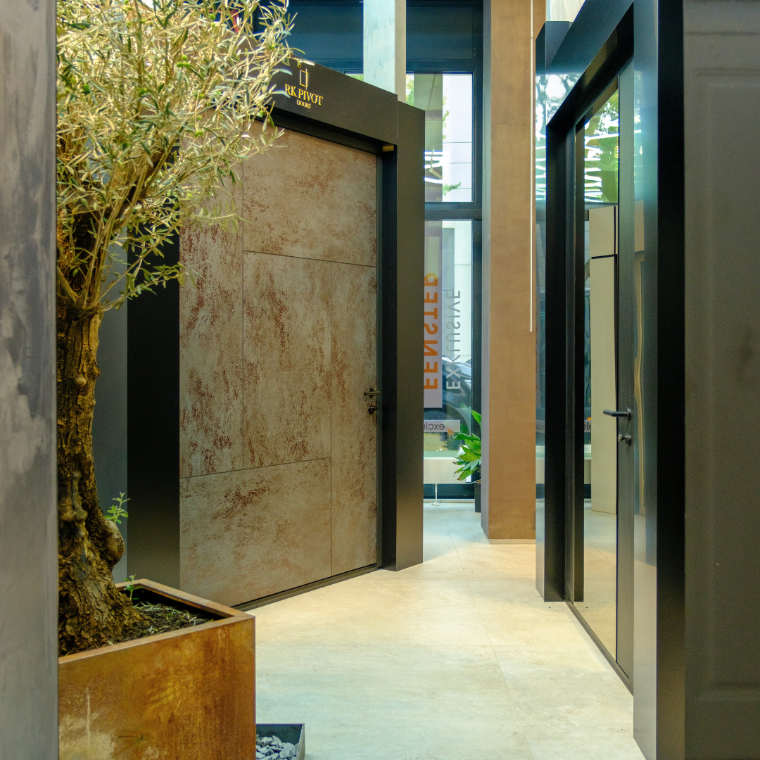 Pivottür Showroom Rückansicht